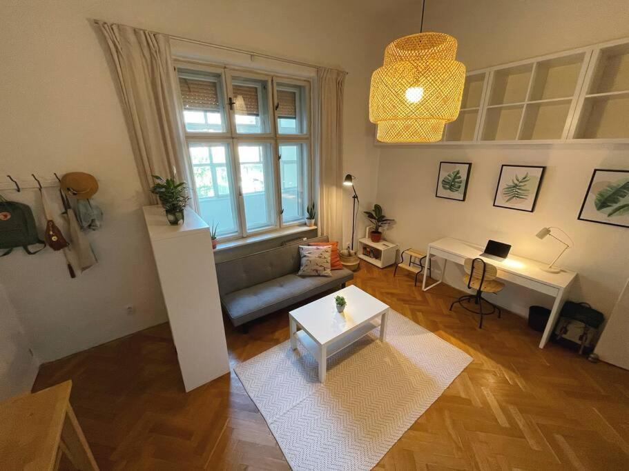 Stefanka Apartment Old Town Братислава Екстер'єр фото