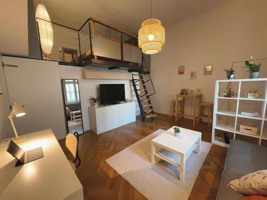 Stefanka Apartment Old Town Братислава Екстер'єр фото